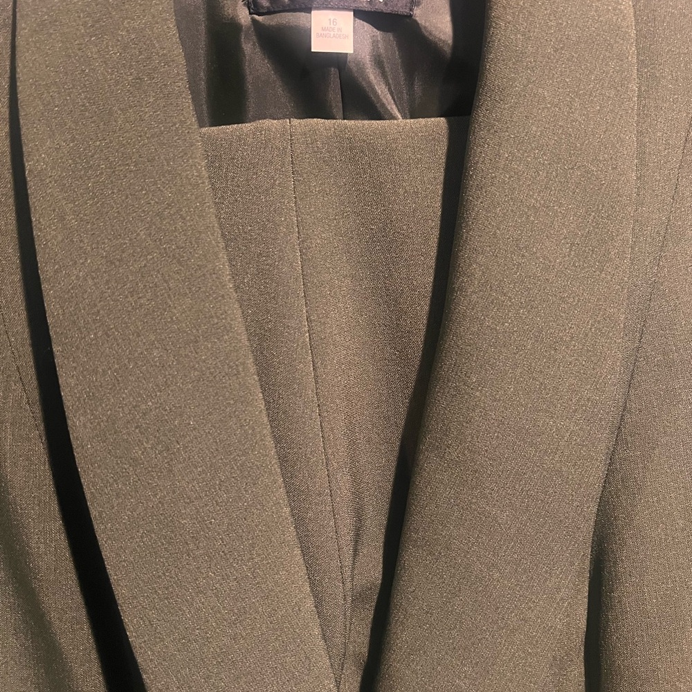 Kasper Women's 2pc Dark Green Pant Suit - Picture 4 of 10